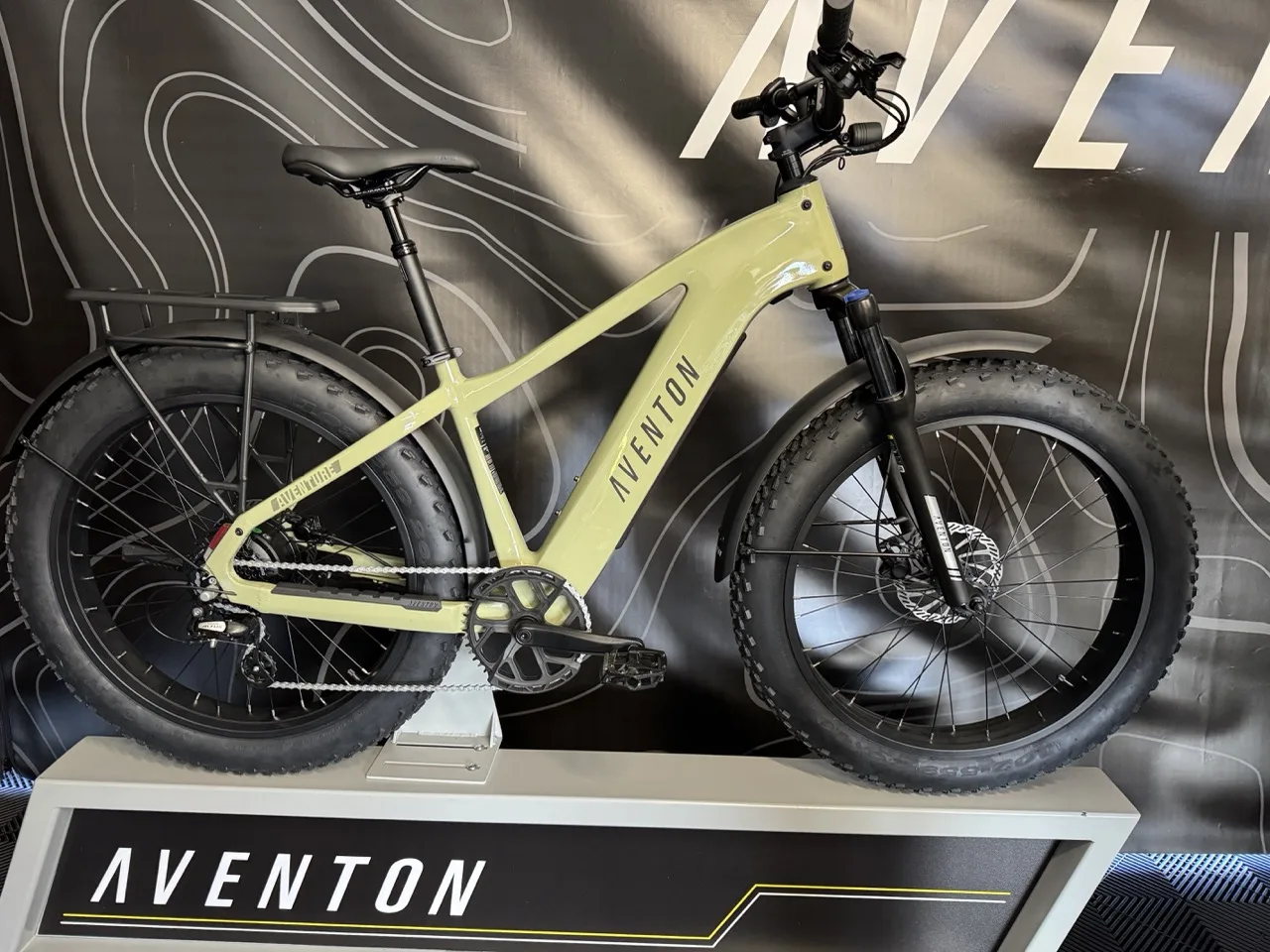 descubre la aventon adventure mid drive, la e-bike perfecta para la ciudad y la montaña. combina estilo urbano y rendimiento todoterreno para tus aventuras diarias.