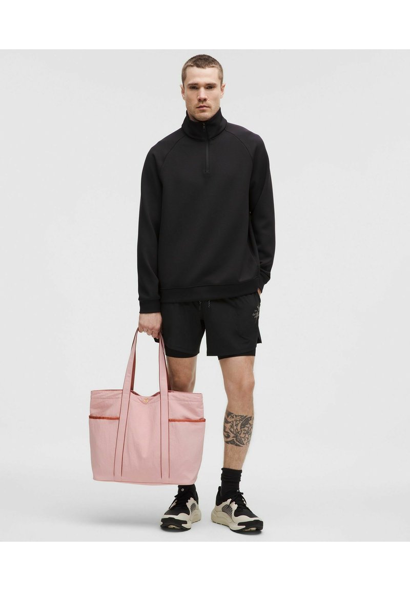 descubre el bolso viral de lululemon, la tendencia imprescindible para este año. estilo, funcionalidad y calidad en un solo accesorio.