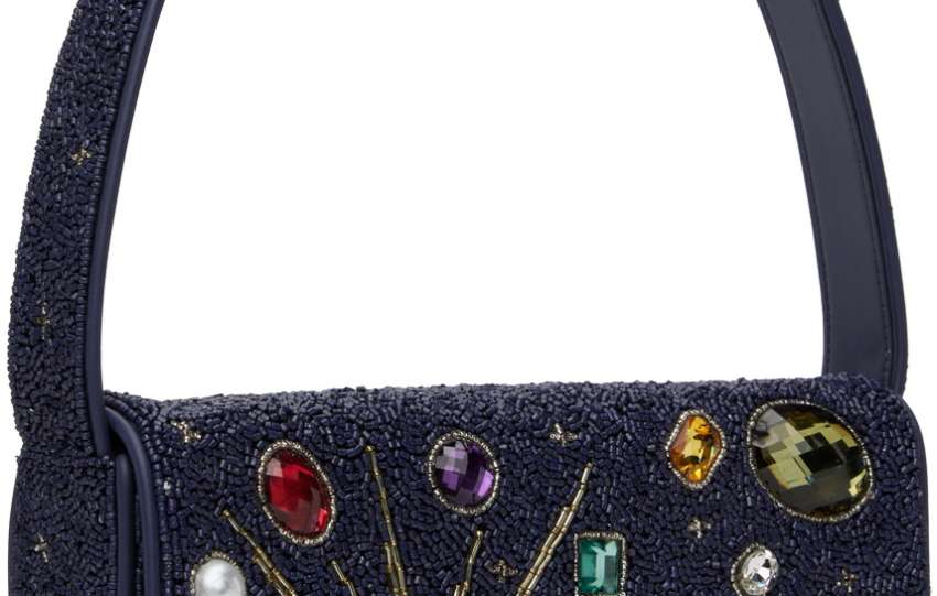 descubre los exclusivos bolsos staud tommy con pedrería, la combinación perfecta de elegancia y estilo para tus ocasiones especiales.