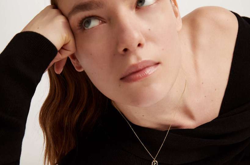 descubre el collar inicial de éxito mundial de pdpaola, la joya perfecta para expresar tu estilo único con elegancia y tendencia.