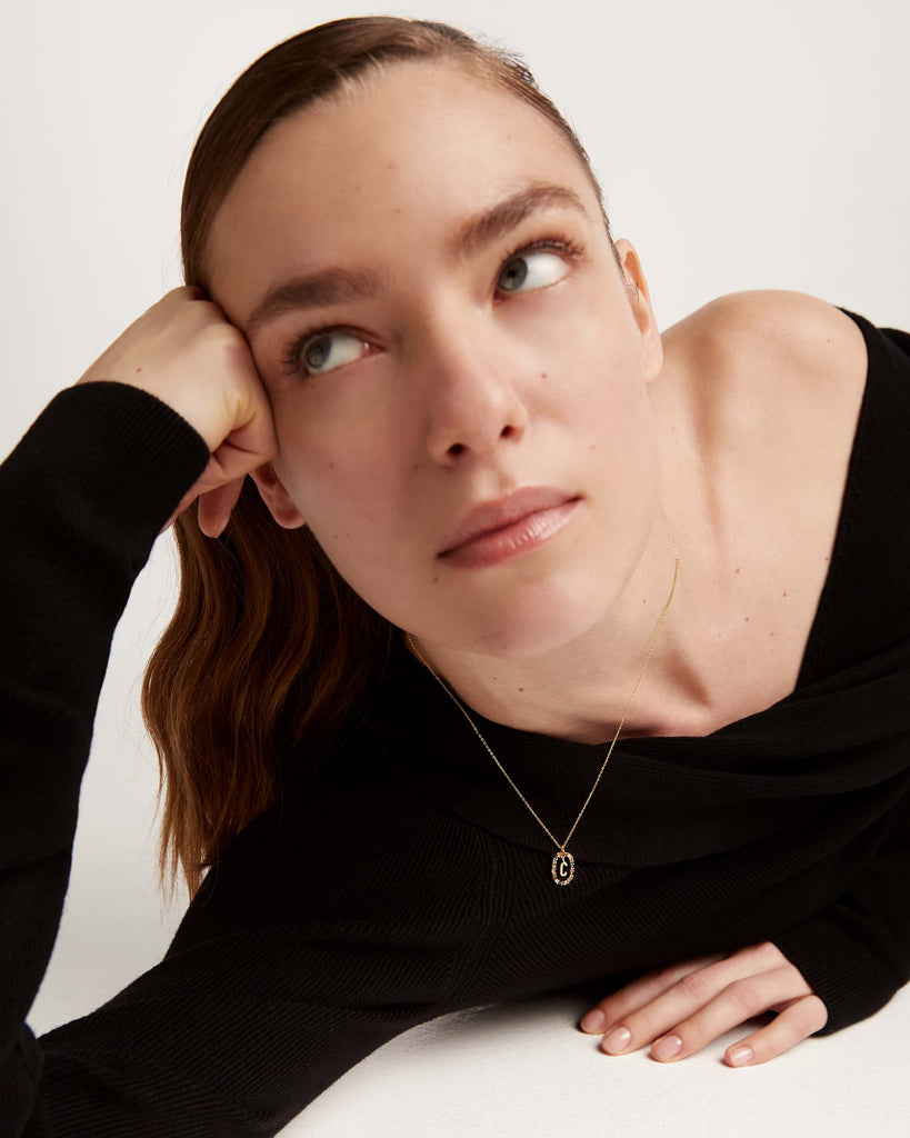 descubre el collar inicial de éxito mundial de pdpaola, la joya perfecta para expresar tu estilo único con elegancia y tendencia.