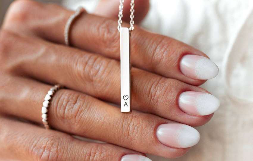 descubre collares personalizados con historias únicas que reflejan tu personalidad y momentos especiales. diseño exclusivo y significado personal en cada pieza.