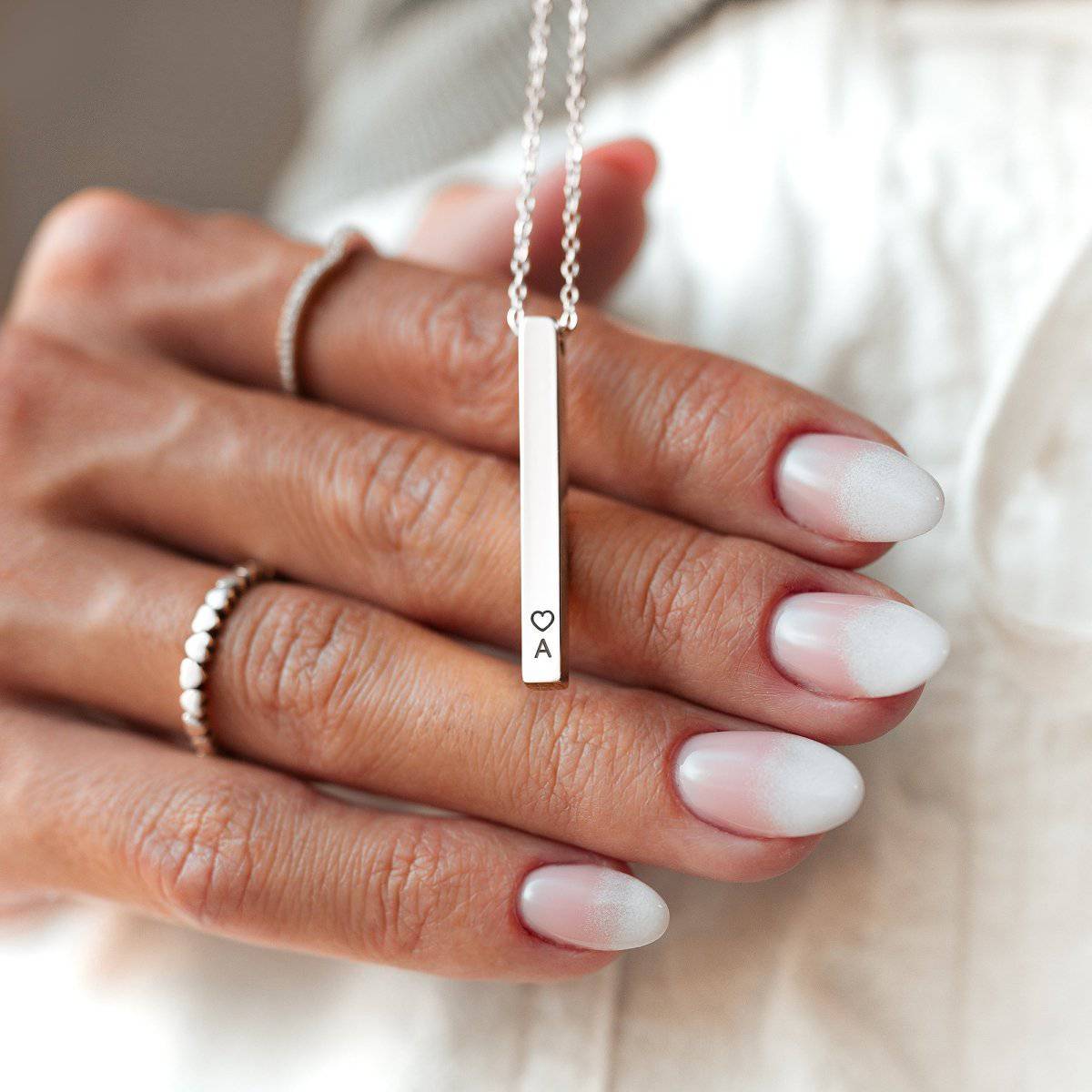 descubre collares personalizados con historias únicas que reflejan tu personalidad y momentos especiales. diseño exclusivo y significado personal en cada pieza.