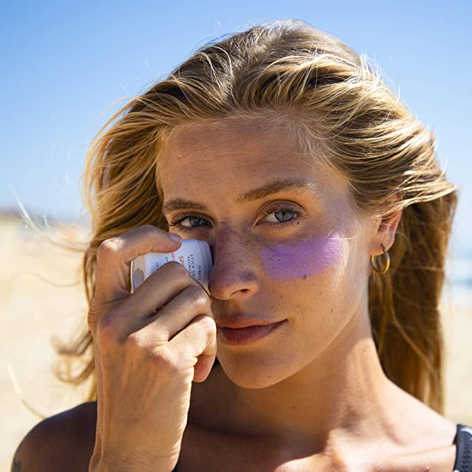 descubre nuestras cremas solares en barra diseñadas especialmente para maquillajes, protegiendo tu piel con una aplicación fácil y sin dejar residuos.