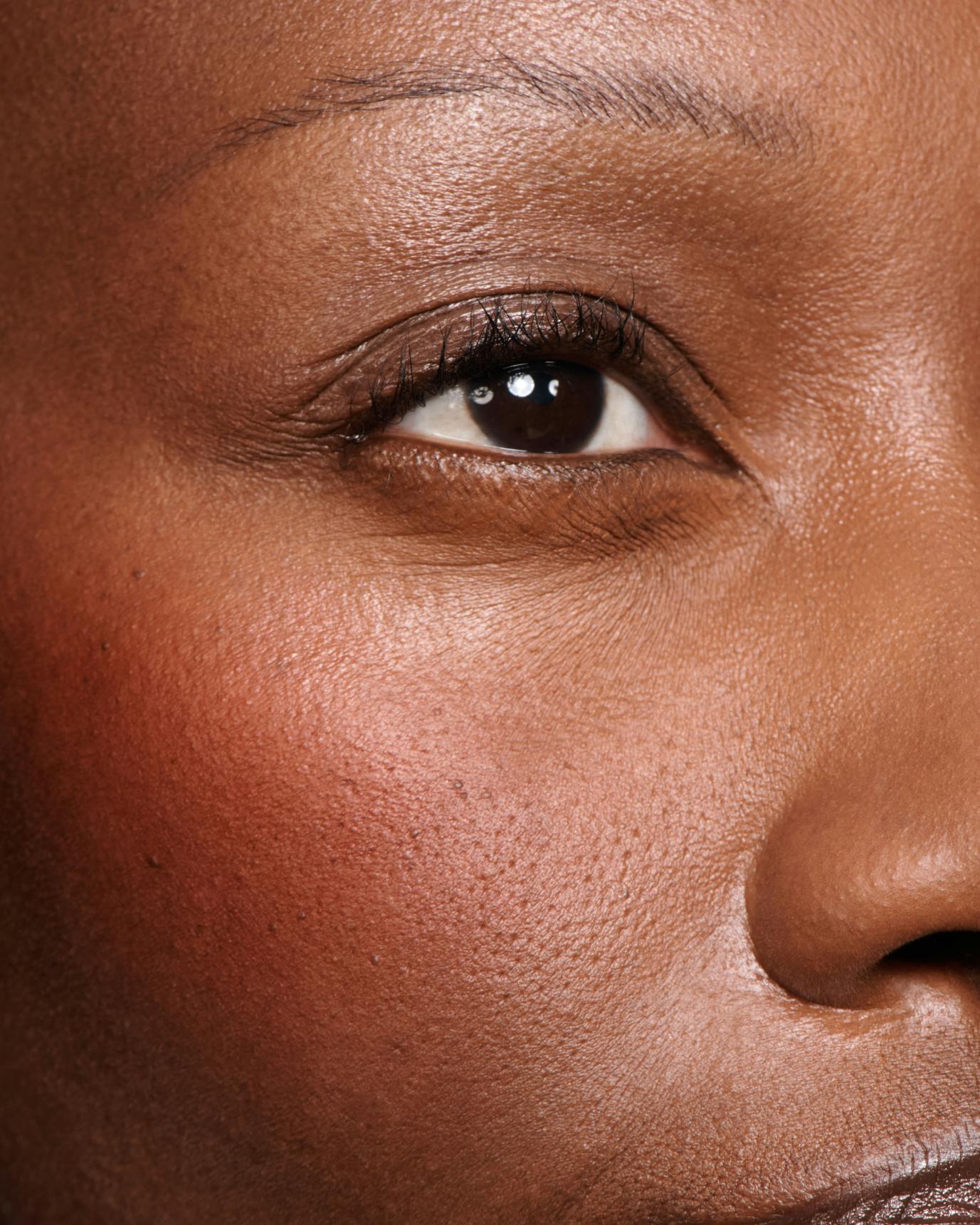 descubre glossier cloud paint primer, un rubor en polvo que ofrece un acabado natural y radiante para una piel fresca y luminosa durante todo el día.