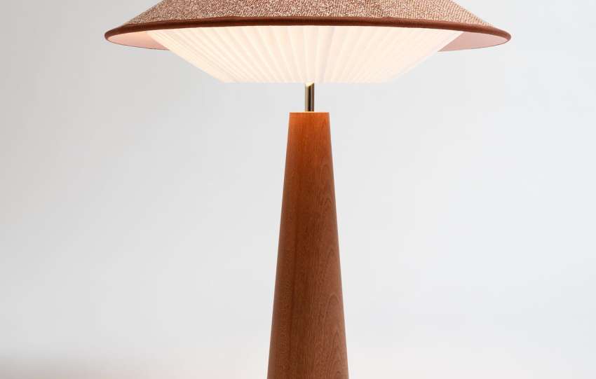 descubre nuestras lámparas de mesa escultóricas, perfectas para añadir un toque artístico y elegante a cualquier espacio de tu hogar.