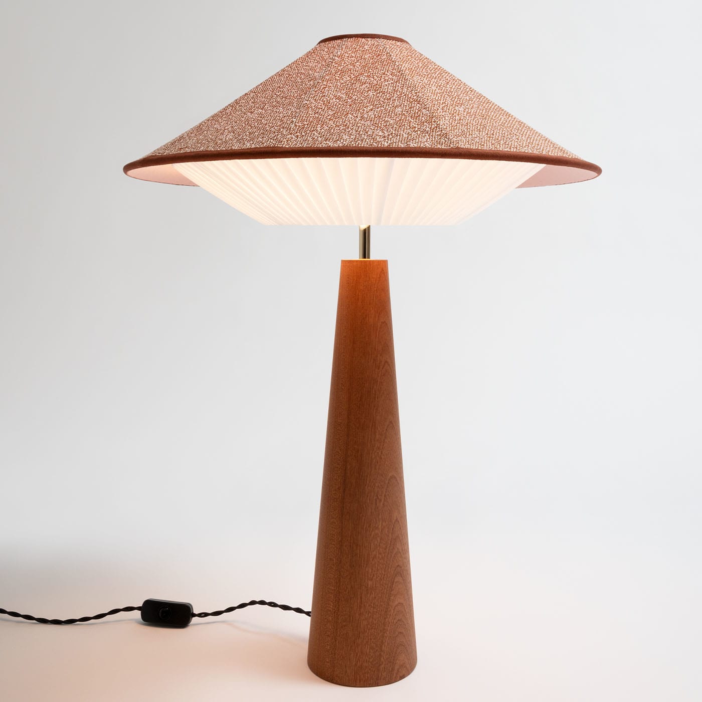 descubre nuestras lámparas de mesa escultóricas, perfectas para añadir un toque artístico y elegante a cualquier espacio de tu hogar.