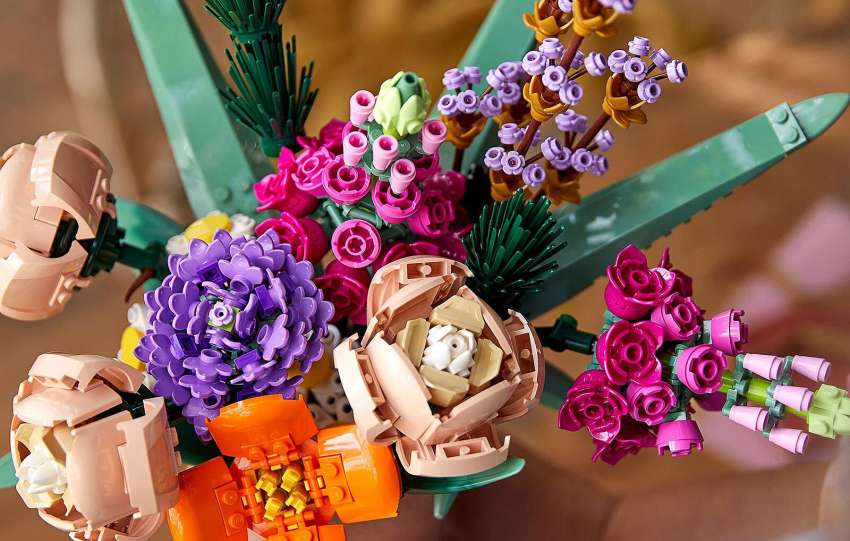 descubre el nuevo ramo de rosas lego icons, la tendencia imprescindible para los amantes de la creatividad y el diseño. ¡construye momentos especiales con estilo único!