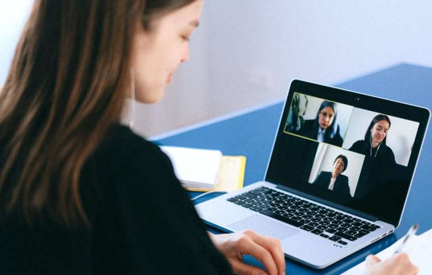 descubre los secretos del maquillaje clave para videollamadas y luce impecable frente a la cámara en todas tus reuniones virtuales.