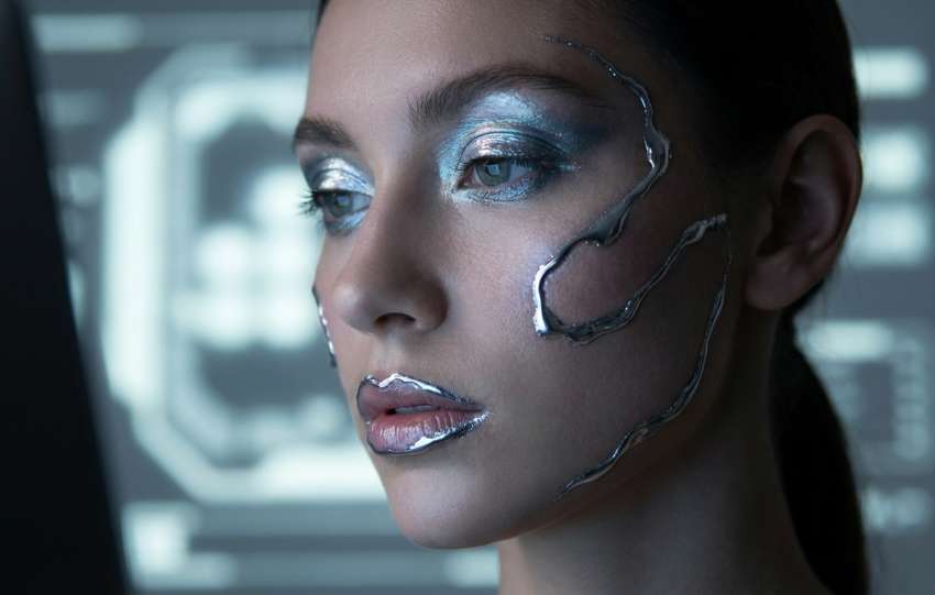 Maquillaje Y3K la tendencia de acabados metálicos y cromados que arrasa en redes