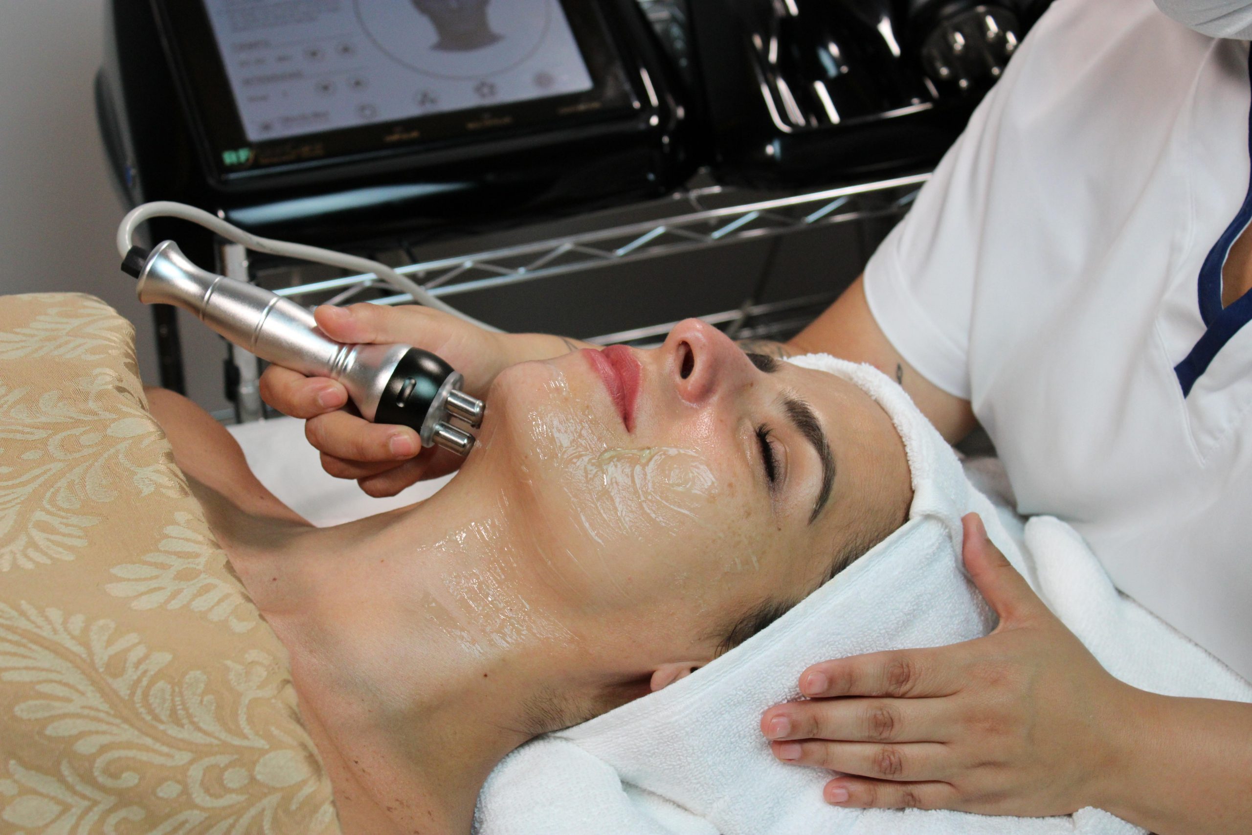 descubre cómo realizar radiofrecuencia facial en casa para rejuvenecer tu piel, mejorar la elasticidad y reducir arrugas de manera segura y efectiva.