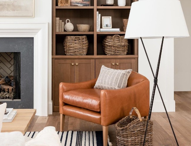 crea un rincón de lectura acogedor con un sillón cómodo y una manta suave, perfecto para disfrutar de tus libros favoritos en tranquilidad.