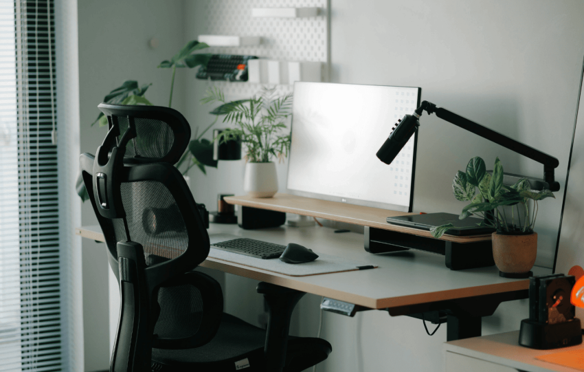 descubre nuestras sillas ergonómicas para teletrabajo, diseñadas para brindar comodidad y mejorar tu postura durante largas horas de trabajo desde casa.