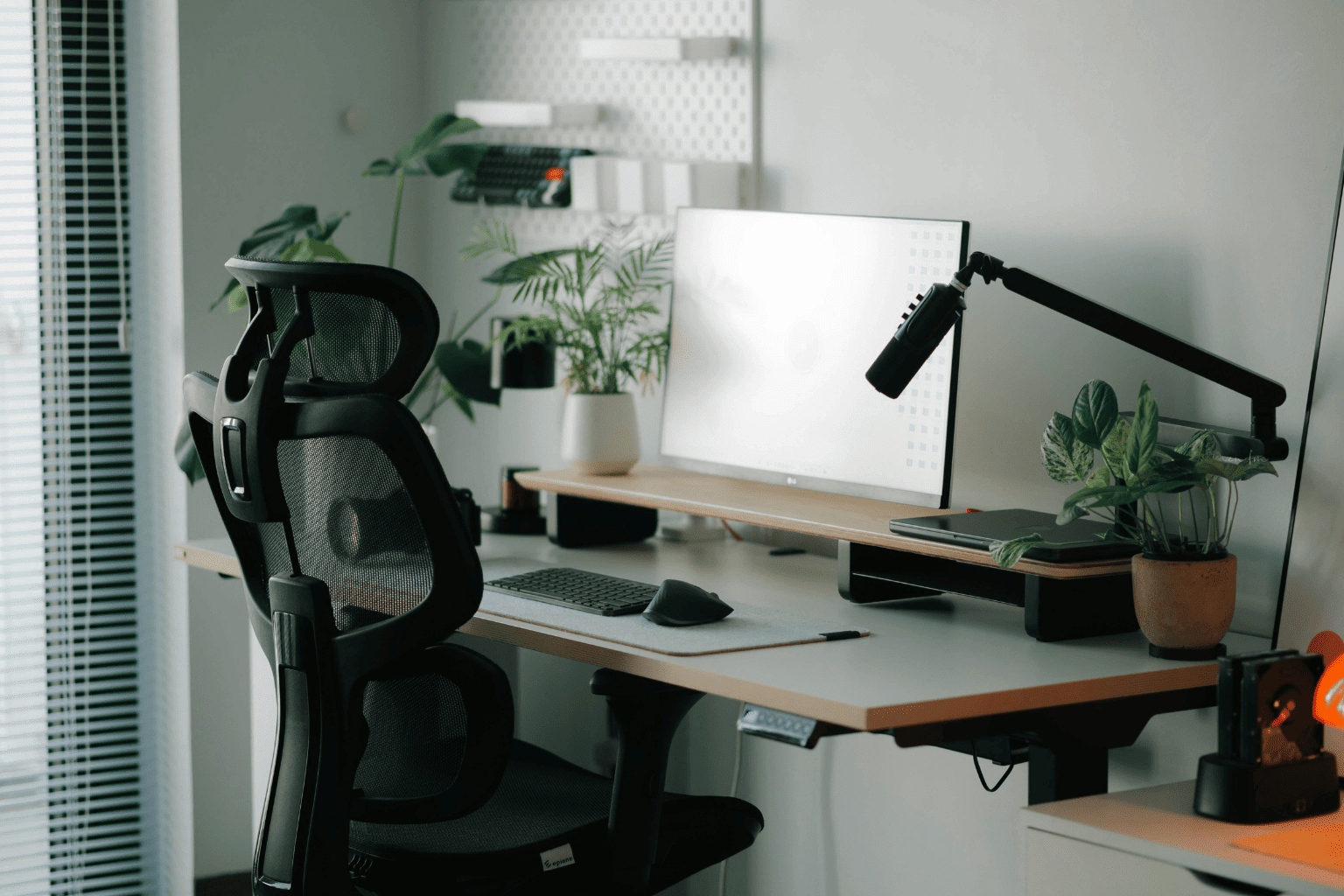 descubre nuestras sillas ergonómicas para teletrabajo, diseñadas para brindar comodidad y mejorar tu postura durante largas horas de trabajo desde casa.