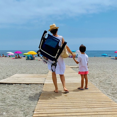 descubre nuestras sillas de playa reclinables con mochila integrada, perfectas para llevar cómodamente y disfrutar al máximo tus días al sol.