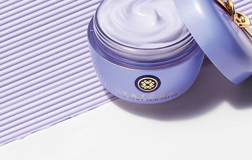 descubre la crema tatcha para la longevidad y el brillo de la piel, que hidrata profundamente y mejora la apariencia juvenil y radiante de tu rostro.