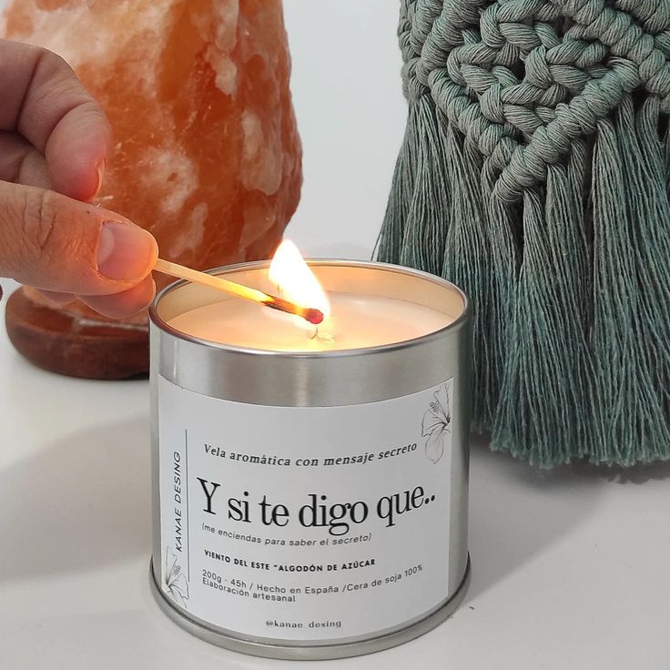 velas de soja con mensajes ocultos que iluminan tu espacio y tu ánimo. descubre la magia de cada vela con un mensaje especial para ti.