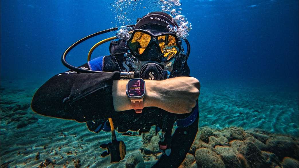 descubre la apple watch ultra 3, diseñada para buceo y trekking, con funciones avanzadas para explorar y acompañarte en tus aventuras al aire libre.