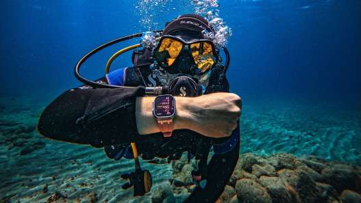 descubre la apple watch ultra 3, diseñada para buceo y trekking, con funciones avanzadas para explorar y acompañarte en tus aventuras al aire libre.
