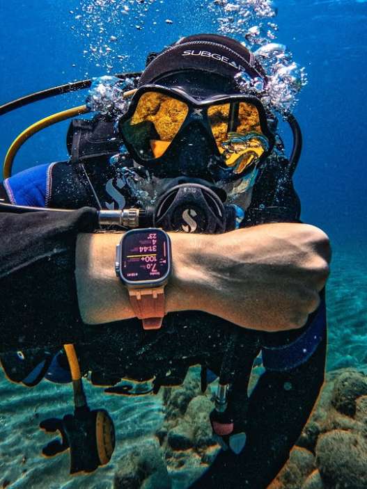 descubre la apple watch ultra 3, diseñada para buceo y trekking, con funciones avanzadas para explorar y acompañarte en tus aventuras al aire libre.