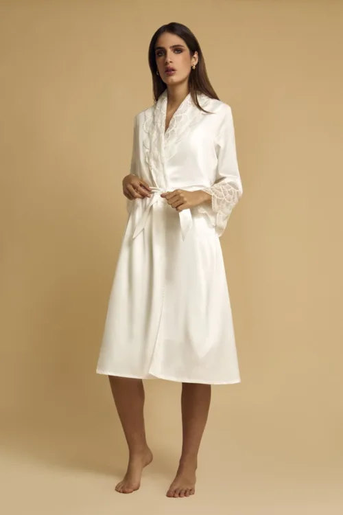 descubre nuestras batas de seda elegantes, perfectas para un estilo sofisticado y cómodo. calidad premium y diseño exclusivo para cualquier ocasión.
