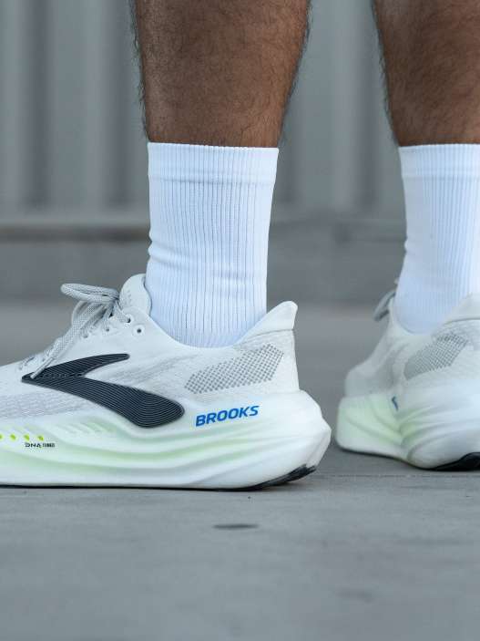 brooks glycerin max 2: la máxima amortiguación para proteger tus rodillas durante cada carrera, ofreciendo comodidad y soporte superior.