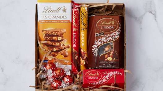 descubre nuestras exclusivas canastas regalo con chocolates lindt y ferrero, perfectas para sorprender y endulzar cualquier ocasión especial.