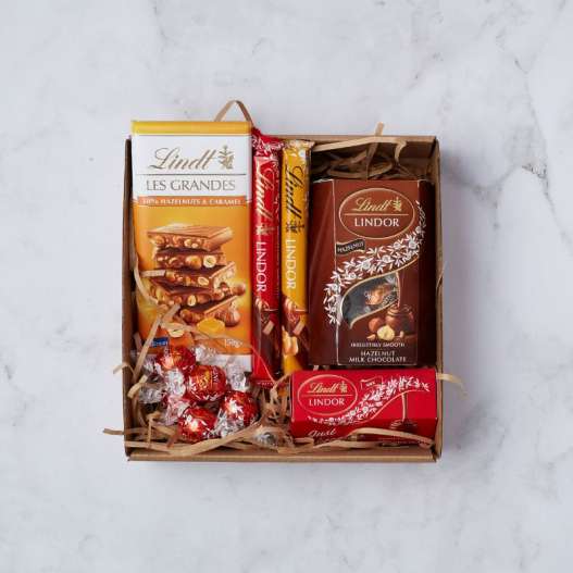 descubre nuestras exclusivas canastas regalo con chocolates lindt y ferrero, perfectas para sorprender y endulzar cualquier ocasión especial.