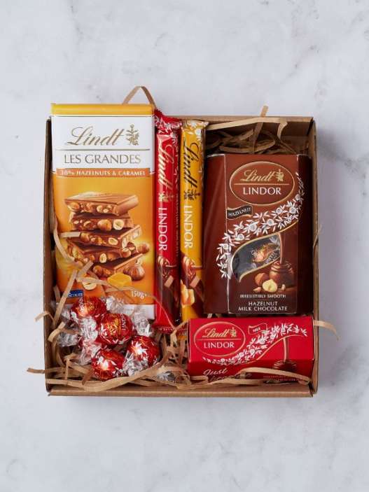 descubre nuestras exclusivas canastas regalo con chocolates lindt y ferrero, perfectas para sorprender y endulzar cualquier ocasión especial.