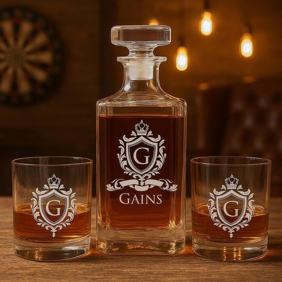 decantadores de cristal con detalles en oro, diseñados para los amantes del whisky que buscan elegancia y sofisticación en cada copa.