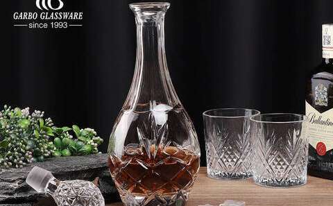 decantadores de cristal con detalles en oro, perfectos para amantes del whisky que buscan elegancia y calidad en cada sorbo.