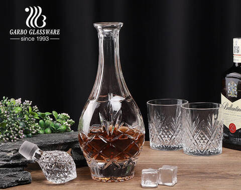 decantadores de cristal con detalles en oro, perfectos para amantes del whisky que buscan elegancia y calidad en cada sorbo.