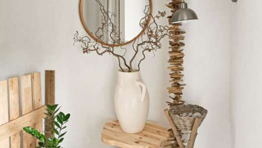 descubre ideas de decoración para pasillos estrechos utilizando espejos y consolas que amplían el espacio y aportan estilo.