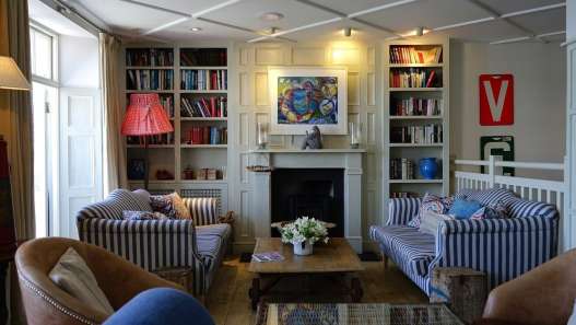 descubre el estilo maximalista consciente: una forma de vivir con abundancia y atención plena, combinando colores, texturas y objetos significativos para expresar tu personalidad única.