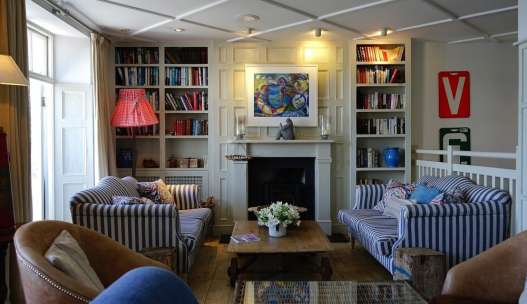 descubre el estilo maximalista consciente: una forma de vivir con abundancia y atención plena, combinando colores, texturas y objetos significativos para expresar tu personalidad única.