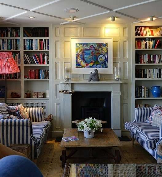 descubre el estilo maximalista consciente: una forma de vivir con abundancia y atención plena, combinando colores, texturas y objetos significativos para expresar tu personalidad única.