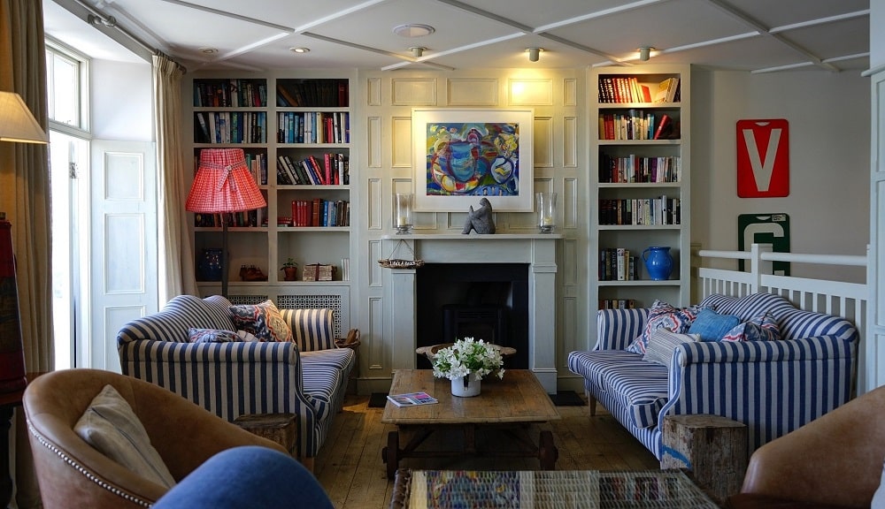 descubre el estilo maximalista consciente: una forma de vivir con abundancia y atención plena, combinando colores, texturas y objetos significativos para expresar tu personalidad única.