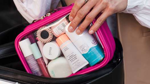 descubre los estuches de viaje calpak para cosméticos, perfectos para organizar y proteger tus productos de belleza durante tus desplazamientos con estilo y comodidad.