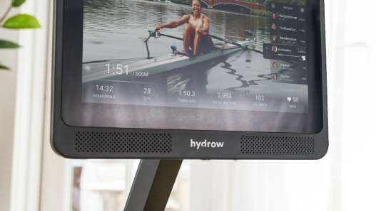 descubre hydrow arc, el remo inmersivo para entrenar en casa con una experiencia realista y envolvente. mejora tu forma física mientras disfrutas de paisajes y entrenamientos guiados.