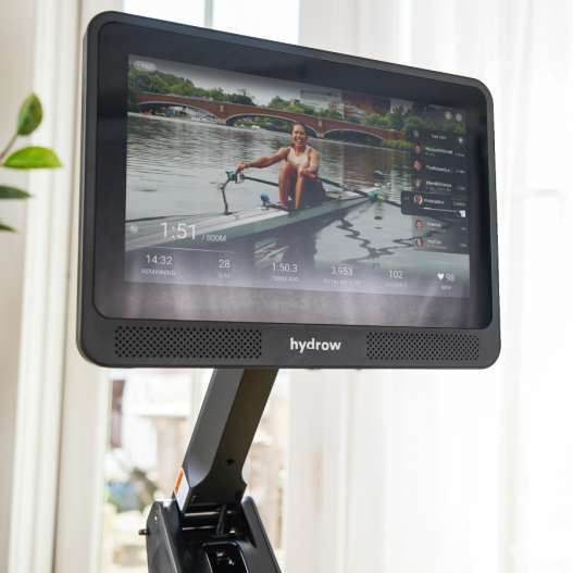 descubre hydrow arc, el remo inmersivo para entrenar en casa con una experiencia realista y envolvente. mejora tu forma física mientras disfrutas de paisajes y entrenamientos guiados.