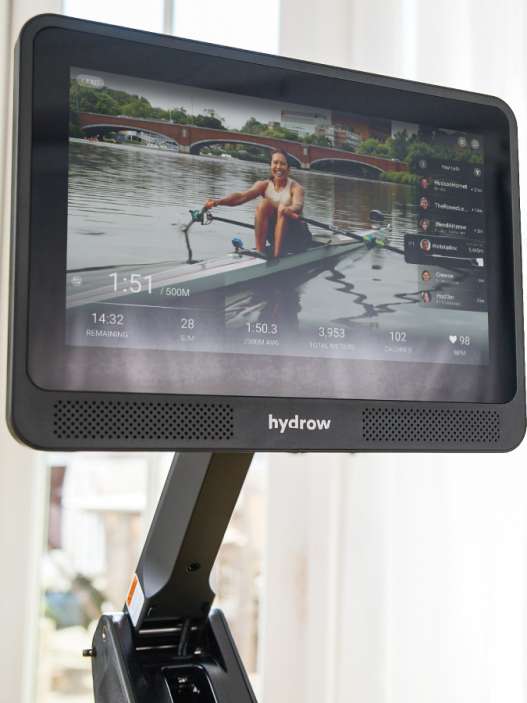 descubre hydrow arc, el remo inmersivo para entrenar en casa con una experiencia realista y envolvente. mejora tu forma física mientras disfrutas de paisajes y entrenamientos guiados.