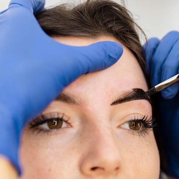 descubre kits de tinte para cejas en casa, fáciles de usar y de larga duración para un look impecable y natural todos los días.