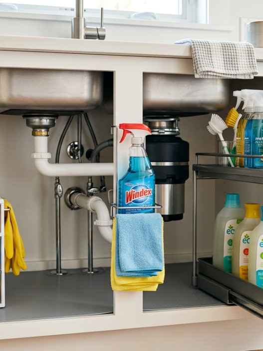 Organizadores bajo el fregadero la solución para aprovechar cada centímetro