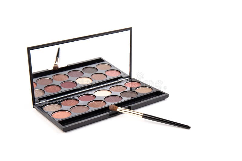 descubre nuestras paletas de sombras ideales para la oficina, con tonos profesionales y duraderos que realzan tu mirada de forma natural durante todo el día.