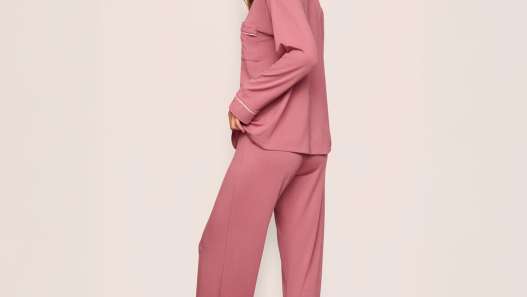 descubre la elegancia y comodidad de los pijamas de seda lavable eberjey, perfectos para un descanso sofisticado y suave cada noche.