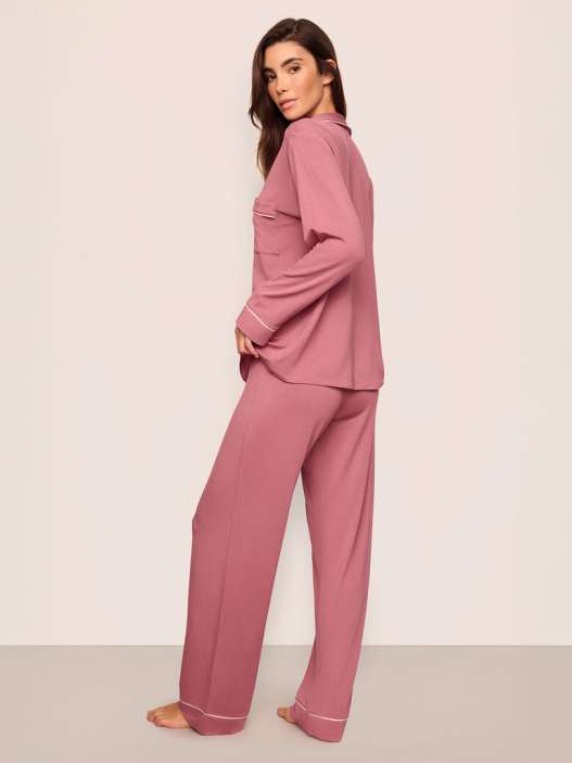 descubre la elegancia y comodidad de los pijamas de seda lavable eberjey, perfectos para un descanso sofisticado y suave cada noche.