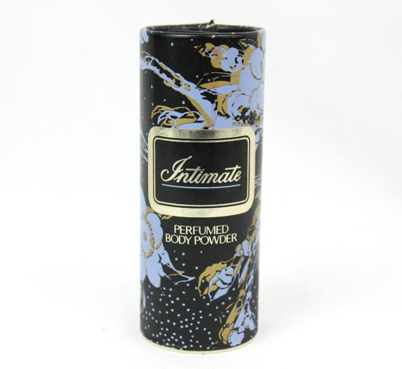 descubre nuestros polvos corporales perfumados que refrescan y suavizan tu piel, dejando un aroma delicado y duradero para sentirte fresca todo el día.