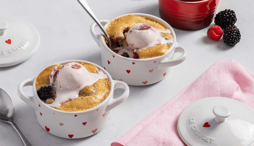 descubre el reposacucharas corazón de le creuset, un accesorio elegante y funcional para mantener tu cocina ordenada y tus utensilios siempre a mano.