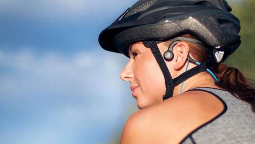 descubre el sonido por conducción ósea diseñado para ciclistas, una tecnología que permite escuchar música y alertas manteniendo la atención en el entorno y la seguridad durante tus rutas en bicicleta.