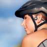 descubre el sonido por conducción ósea diseñado para ciclistas, una tecnología que permite escuchar música y alertas manteniendo la atención en el entorno y la seguridad durante tus rutas en bicicleta.